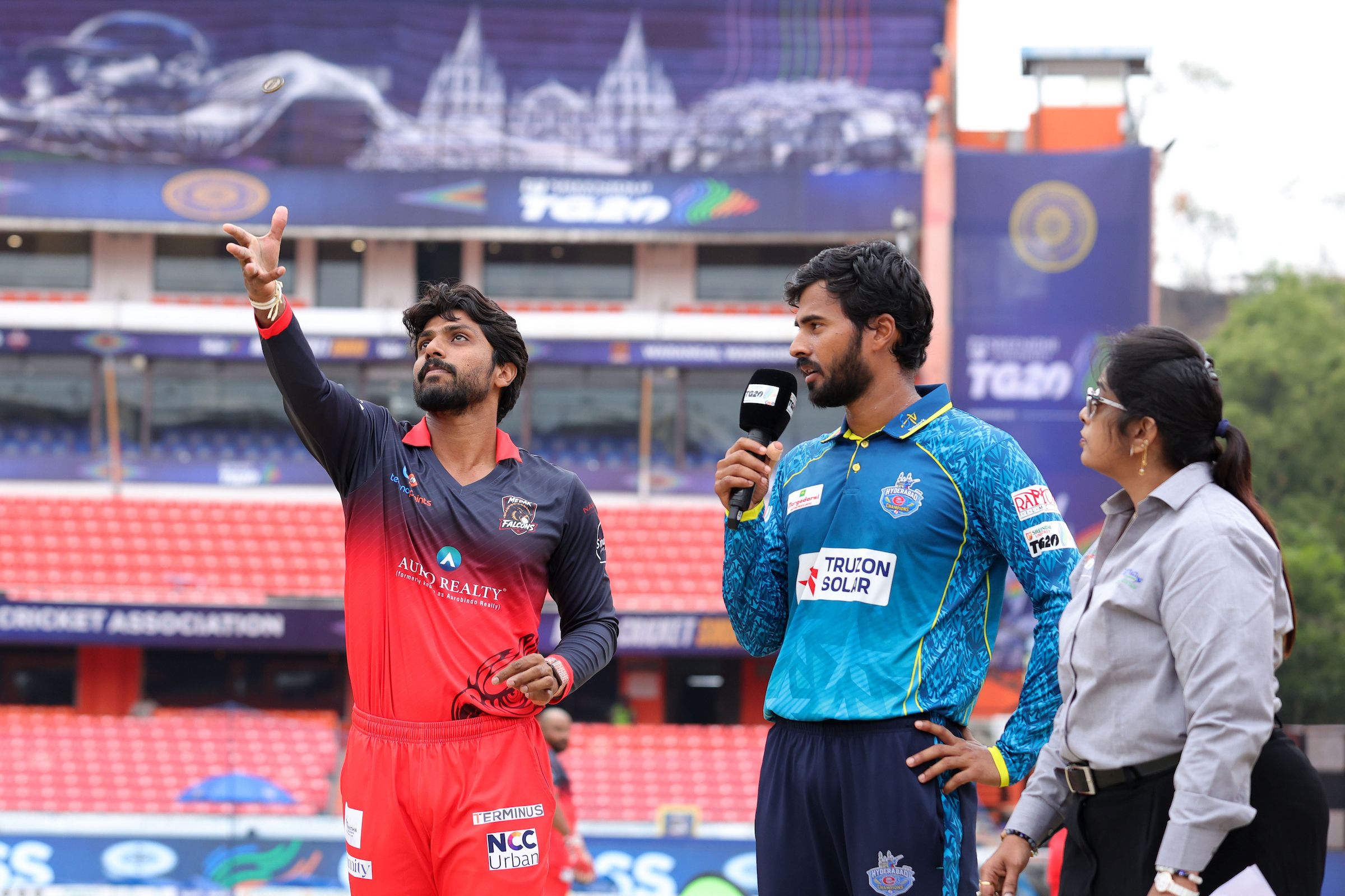 Ravi Teja T, Captain of Medak Falcons and Abhirath Reddy Mandadi, Captain Hyderabad E-Champions at the toss