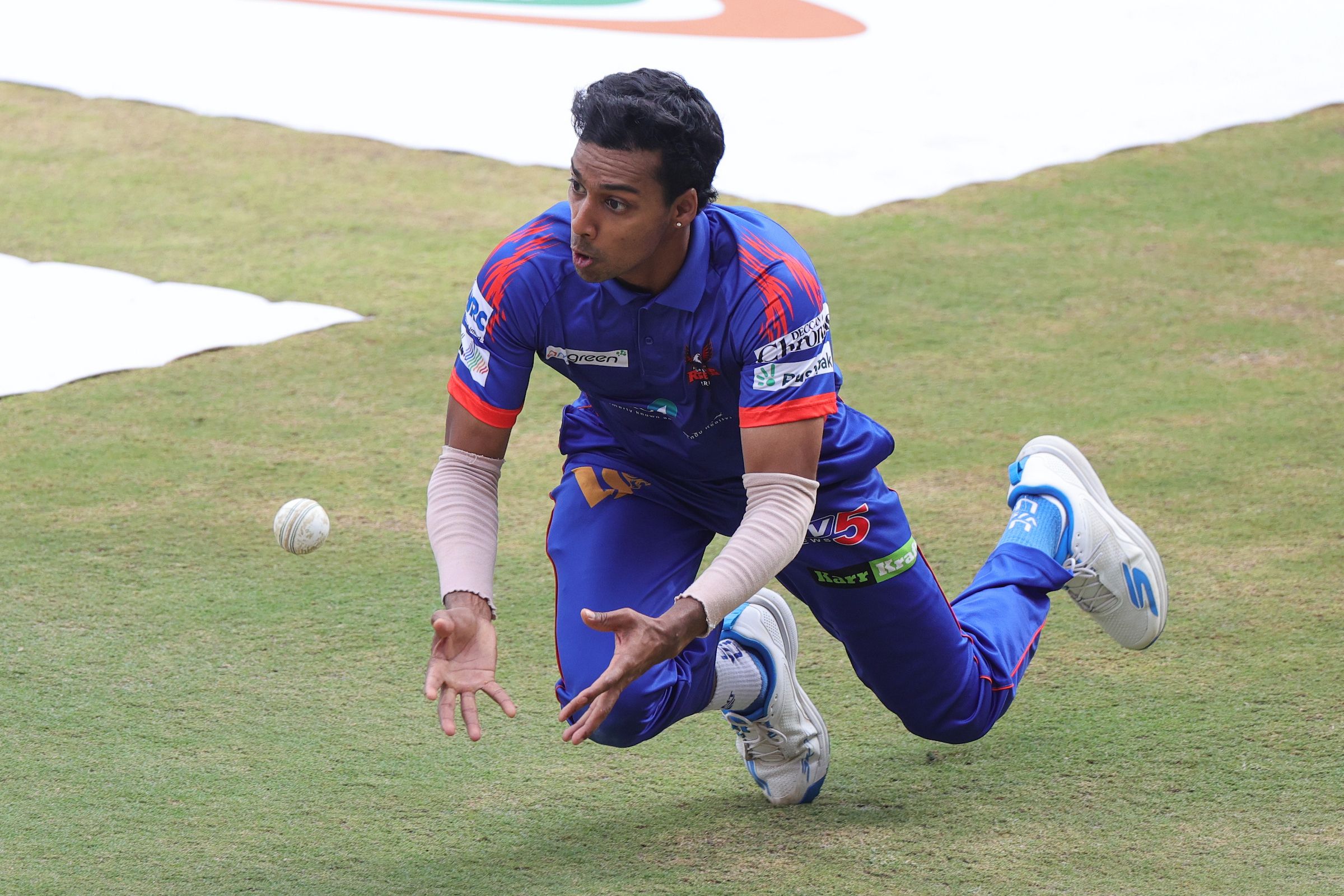 Tanay Thyagarajan, Captain of Ranga Reddy Risers attempts to takes a catch to dismiss Chandan Sahani of EIPL and Eleve Karimnagar Diamondsduring the Match 20